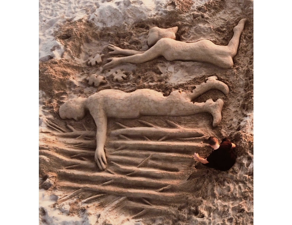 Giovane scomparso in Gallura, scultura di sabbia per ricordarlo