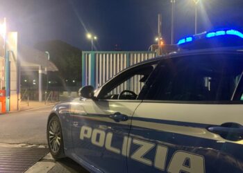 Le vittime accerchiate nel parcheggio di un centro commerciale