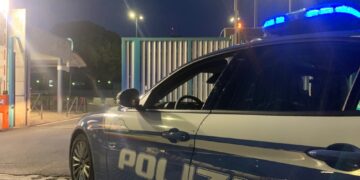 Le vittime accerchiate nel parcheggio di un centro commerciale