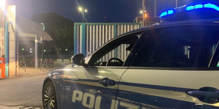 Le vittime accerchiate nel parcheggio di un centro commerciale