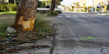 Auto contro un muro. Feriti liberati dalle lamiere