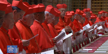 Legge il testo a nome di tutti Pietro Parolin