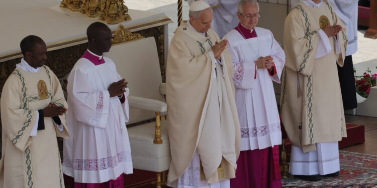 Usa l'aggettivo "martoriata" come Francesco
