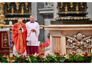 Abbraccio e sorrisi nello scambio della pace durante la messa