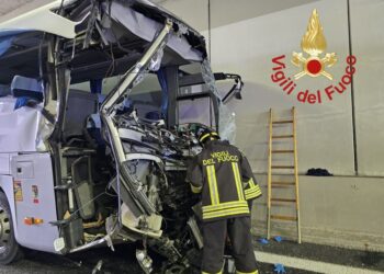 Ferito grave il guidatore del bus