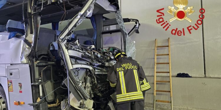 Ferito grave il guidatore del bus