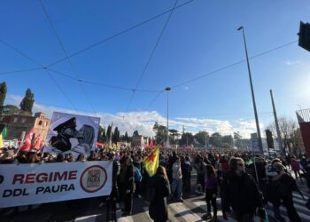 'Siamo 150mila' e sfilano contro 'governo liberticida'