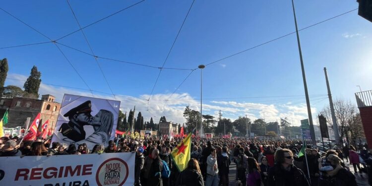 'Siamo 150mila' e sfilano contro 'governo liberticida'