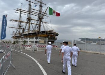 Da questa mattina la nave scuola aperta alle visite