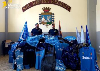 Sequestri per 300mila euro dei finanzieri in centro a Napoli