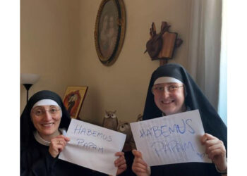 'Habemus Papam' si legge nei cartelli