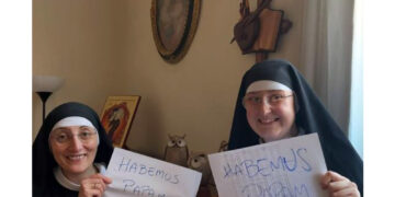 'Habemus Papam' si legge nei cartelli