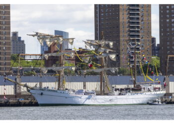 'Veliero trascinato sotto al ponte Brooklyn dalla corrente'