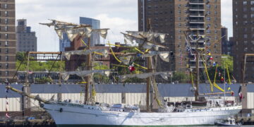 'Veliero trascinato sotto al ponte Brooklyn dalla corrente'