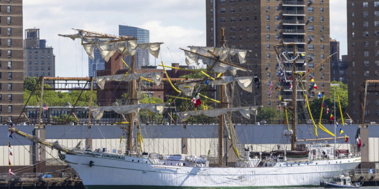 'Veliero trascinato sotto al ponte Brooklyn dalla corrente'