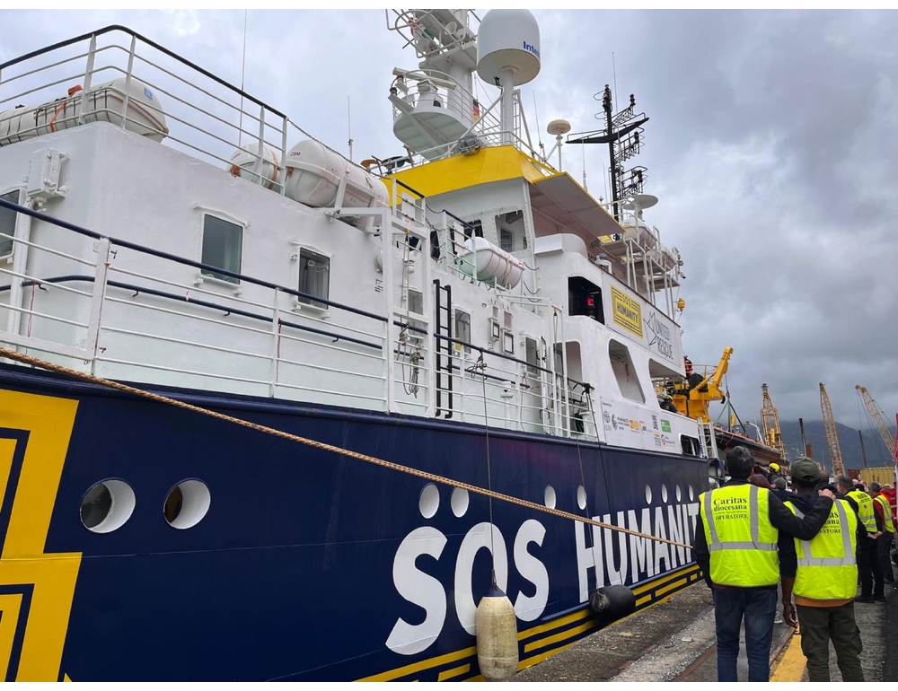 Nave ong Humanity 1 alla Spezia, in corso sbarco 68 migranti