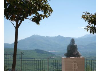 Spesa in crypto nei negozi e un monumento celebrativo