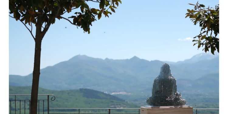 Spesa in crypto nei negozi e un monumento celebrativo