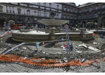 "Come a Capodanno".Danneggiata in centro la fontana del Carciofo