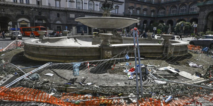 "Come a Capodanno".Danneggiata in centro la fontana del Carciofo