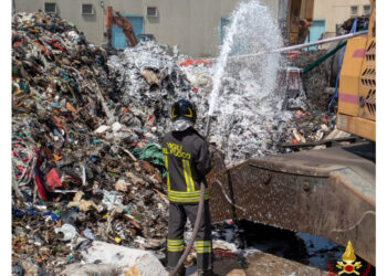 Fiamme domate da vigili del fuoco