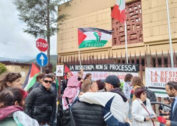 Sit-in davanti a tribunale