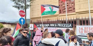 Sit-in davanti a tribunale