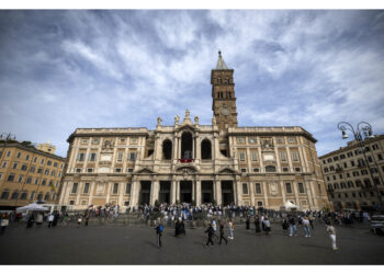 Il pontefice prega in forma privata nella basilica