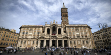Il pontefice prega in forma privata nella basilica