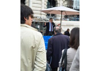 Manifestazione in piazza Cavour contro provvedimento