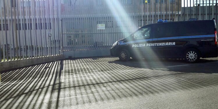 Controlli ad Ancona Montacuto. Telefoni in uso a 26 detenuti
