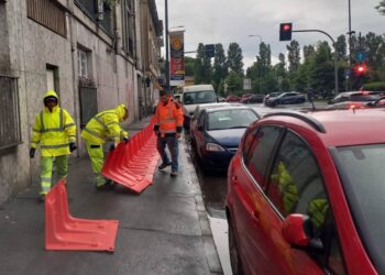 A Ponte Lambro per la prima volta posizionate le barriere mobili