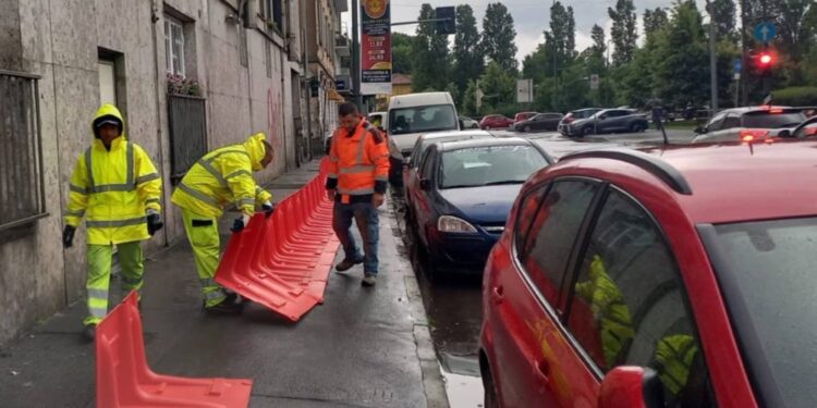 A Ponte Lambro per la prima volta posizionate le barriere mobili