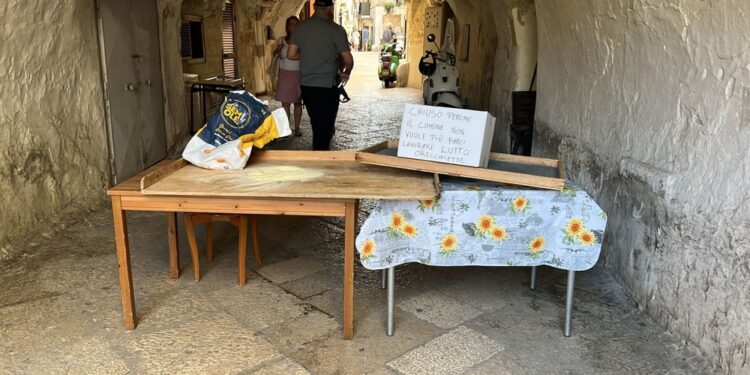 Braccia incrociate e banchi vuoti. 'Abbandonate dal Comune'