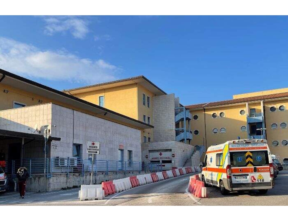 Ragazza precipita dal terzo piano nell’Avellinese, è grave