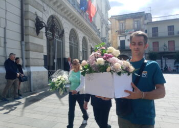 Presidente Commissione dona fiori bianchi a genitori di Martina