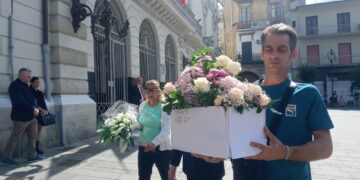 Presidente Commissione dona fiori bianchi a genitori di Martina