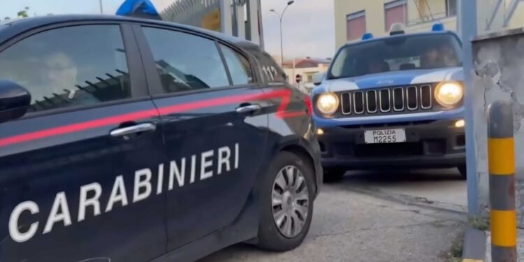 Nel Napoletano. Tra i destinatari anche la sindaca dimissionaria