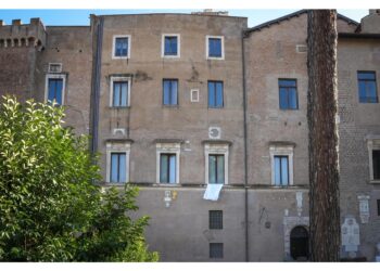 Lenzuolo bianco esposto sulla facciata del Campidoglio