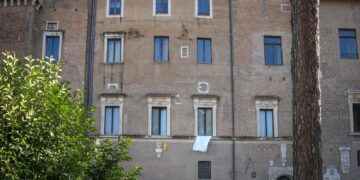 Lenzuolo bianco esposto sulla facciata del Campidoglio