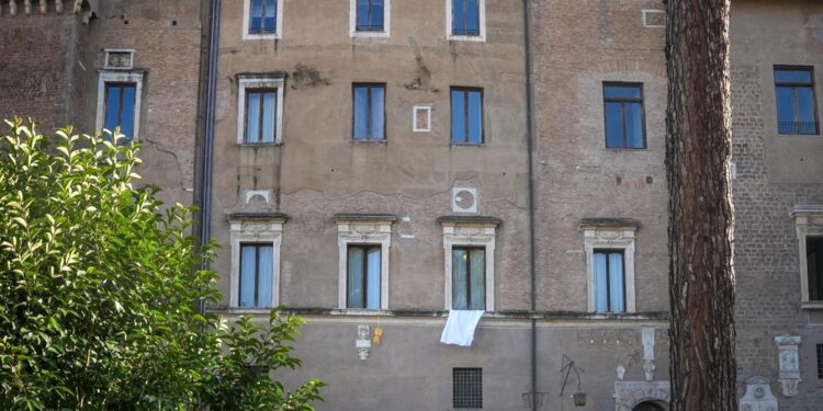 Lenzuolo bianco esposto sulla facciata del Campidoglio