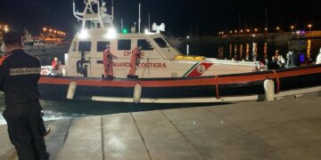 Erano a bordo di una barca soccorsa a 150 miglia dalla costa