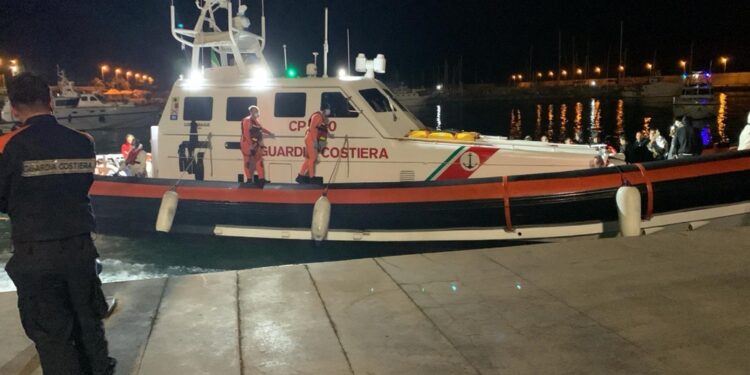 Erano a bordo di una barca soccorsa a 150 miglia dalla costa