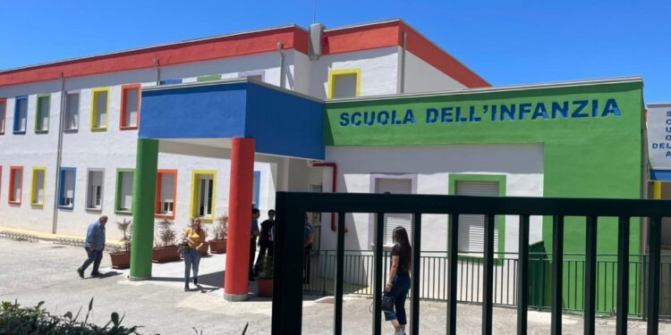 Donna portata in caserma dai Carabinieri a Scalea