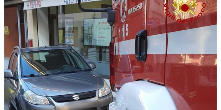 Parcheggiata senza freno a mano