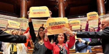 Cartelli nell'emiciclo su referendum