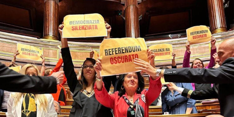 Cartelli nell'emiciclo su referendum