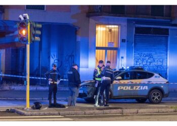 A Roma. Dopo 2 ore l'uomo è stato convinto ad uscire dal locale