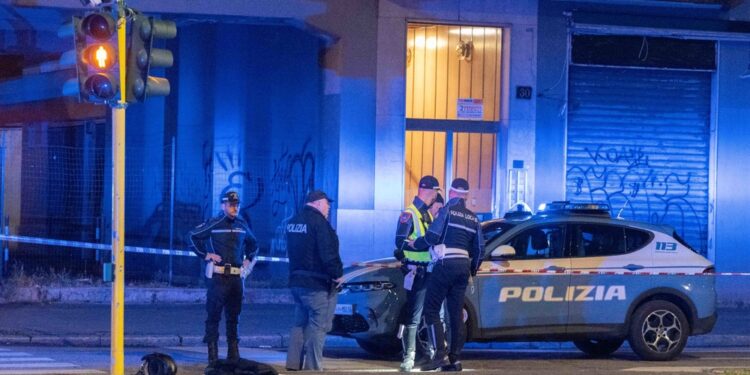 A Roma. Dopo 2 ore l'uomo è stato convinto ad uscire dal locale