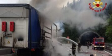 Le fiamme sono state spente dai vigili del fuoco